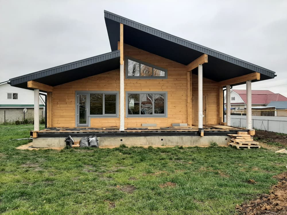 закрыли контур: монтаж окон с наличниками